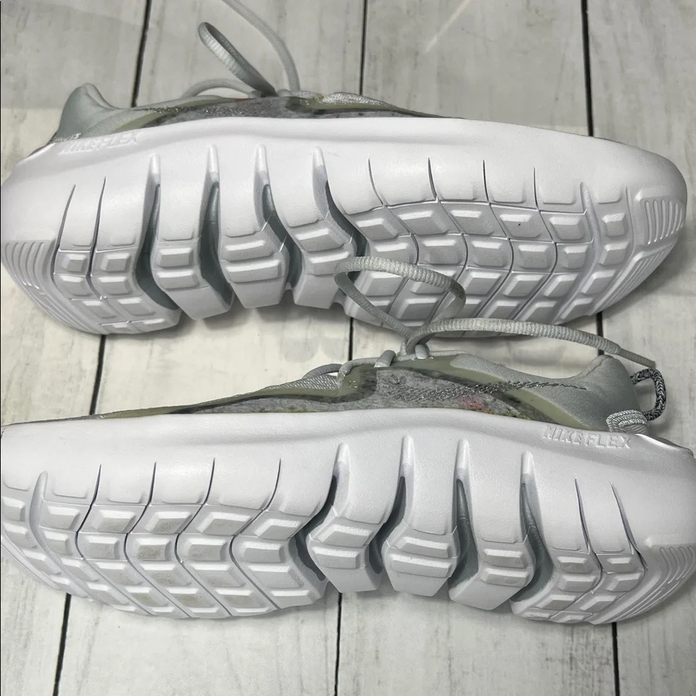 WMNS NIKE FLEX 2021 RN PURE PLATINUM/METALLIC SILVER-WOLF GREy SZ -8